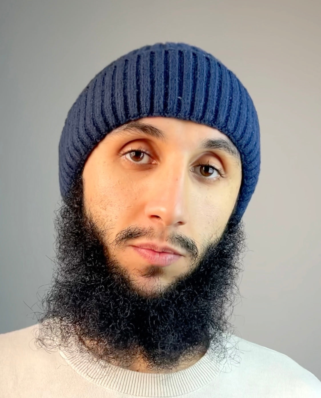 Homme portant un bonnet, soin de barbe halal Char3i Barber