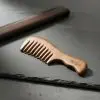 peigne-barbe-naturel-bois-santal-doree-ambiance-char3i-barber